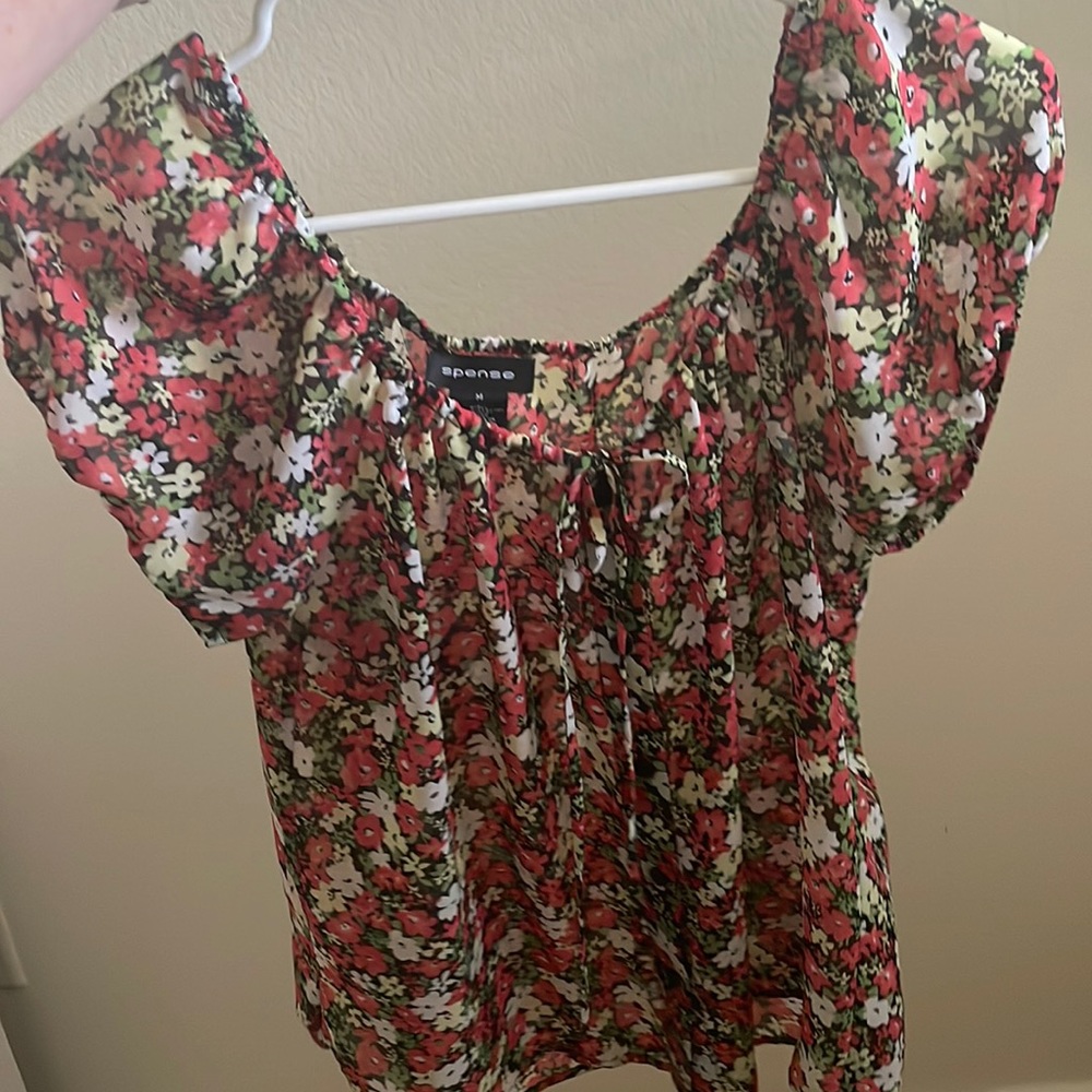 Cute floral top!